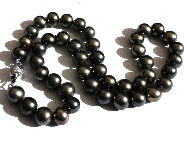 Black Pearl Necklaces, Pearlescence